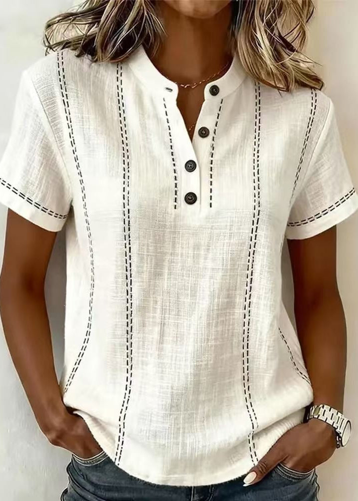 Detail der gestreiften Patchwork-Damenbluse mit elegantem V-Ausschnitt und kurzen Ärmeln.