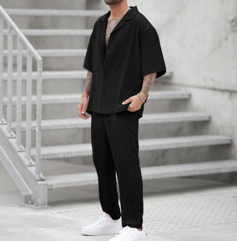 Atmungsaktiver Herren Sommer Zweiteiler. Bequemes Kurzarmhemd & lange Hose für einen luftigen Freizeit-Look.