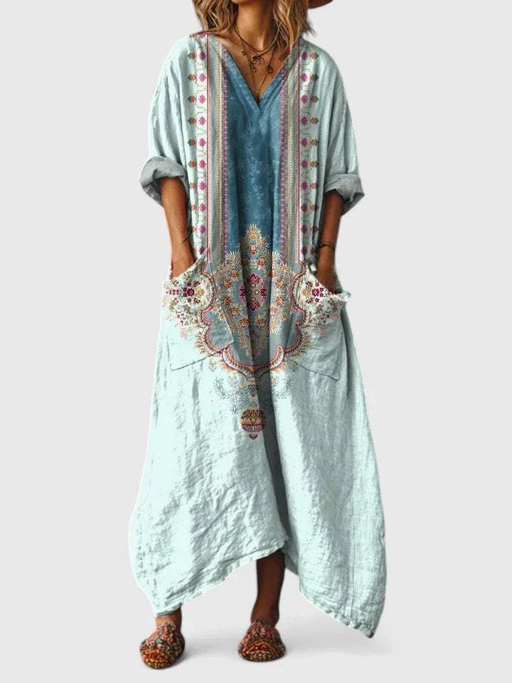 Elegantes Sommerkleid für Damen, gemustert mit tiefem V-Ausschnitt. Perfekt für Urlaub & Strand.