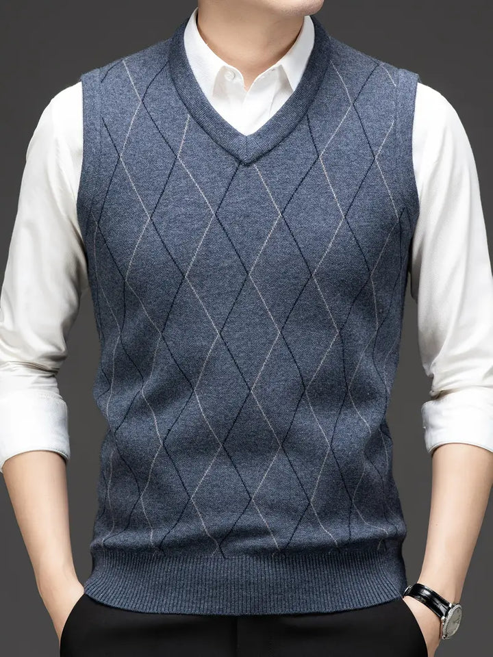 Detailaufnahme: Feiner Strick & V-Ausschnitt des marineblauen Herren Bodywarmers, elegant und vielseitig.