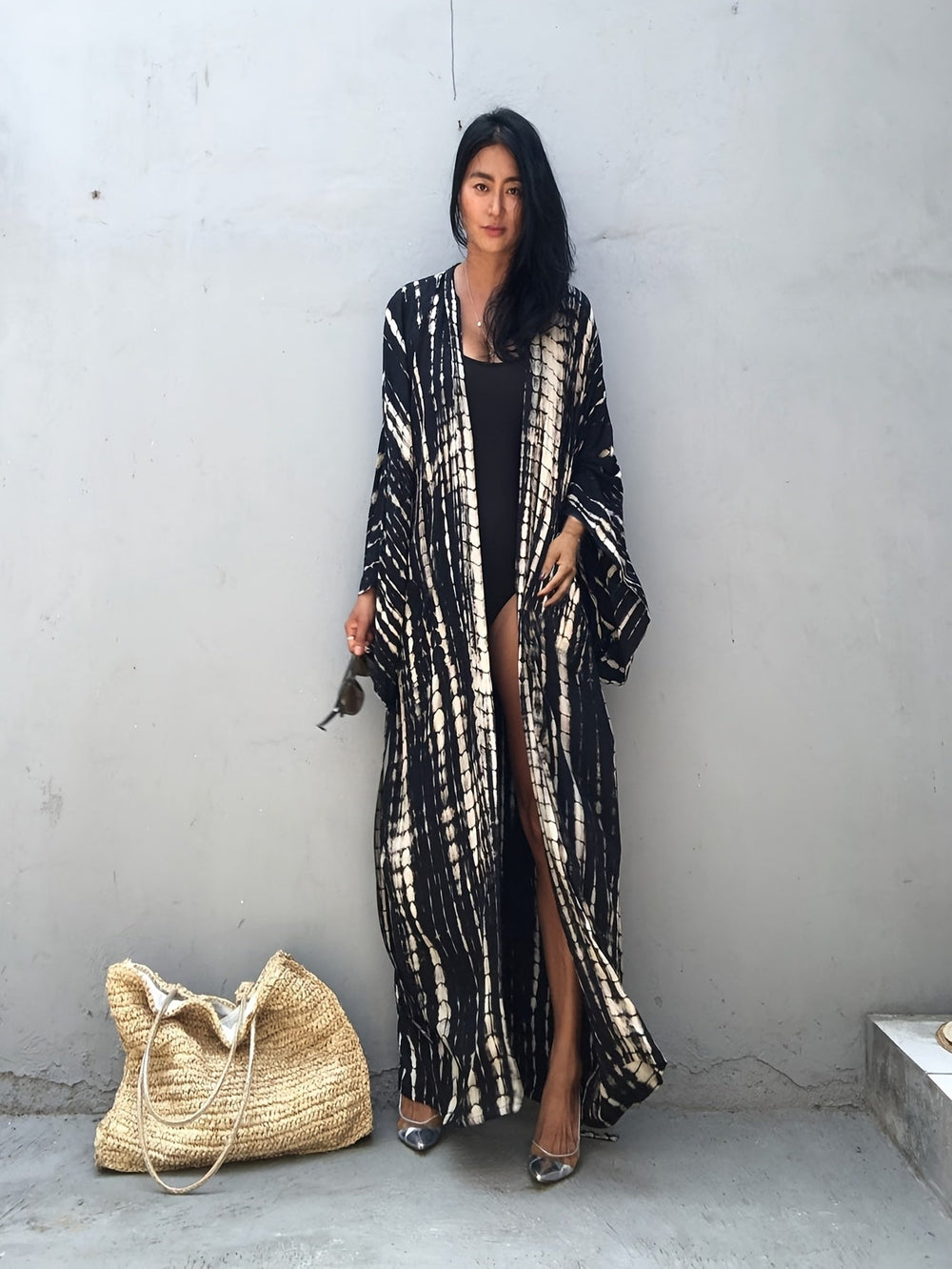 Schwarzes Damen Überwurf Maxikleid, fließender Boho-Kimono für Strand und Urlaub, ideal als Sommerkleid.