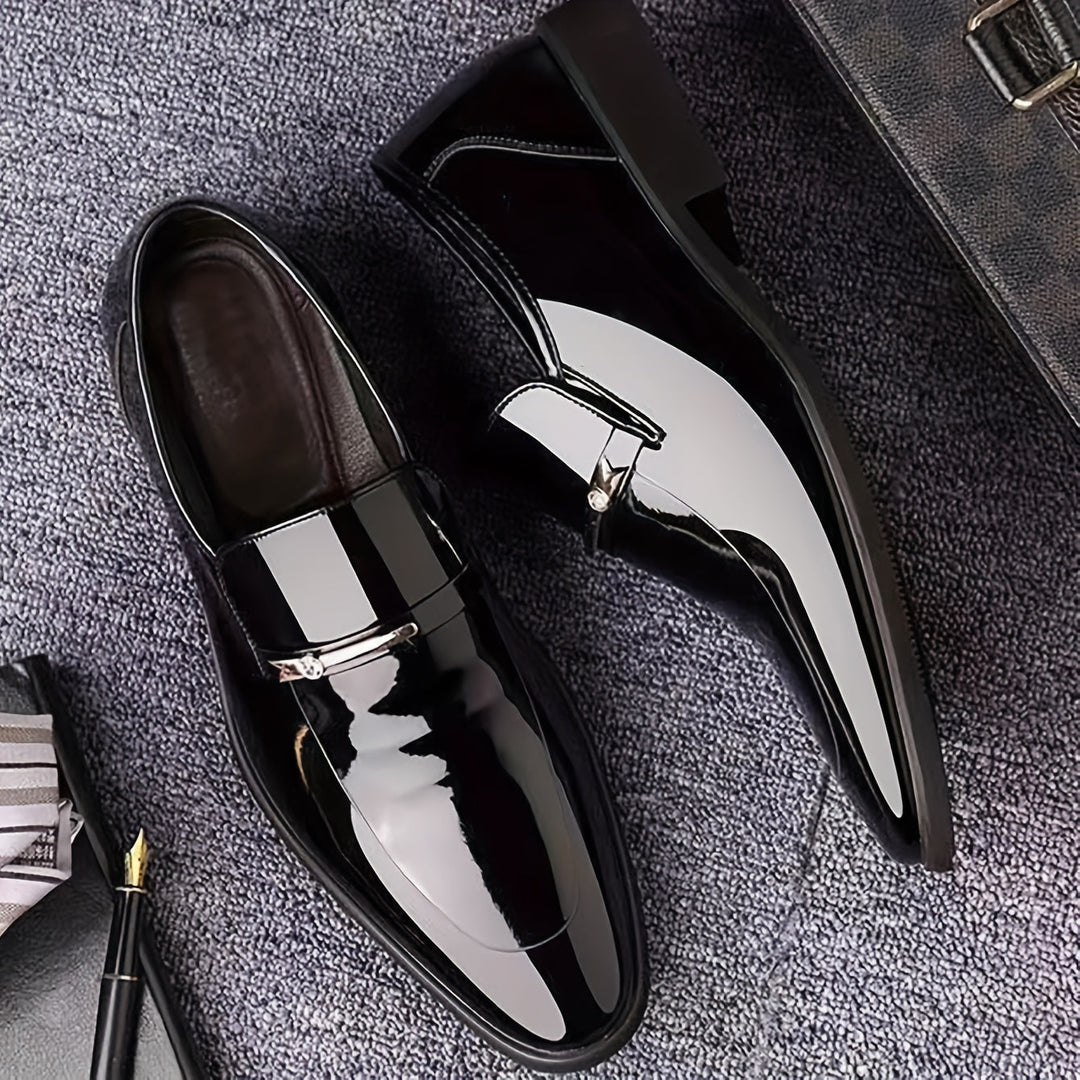 Mann trägt klassische Herren Lackschuhe, Business Slipper, elegant & bequem für den ganzen Tag.