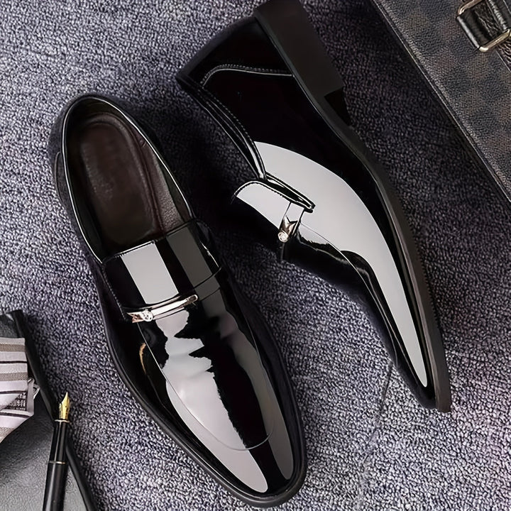 Mann trägt klassische Herren Lackschuhe, Business Slipper, elegant & bequem für den ganzen Tag.