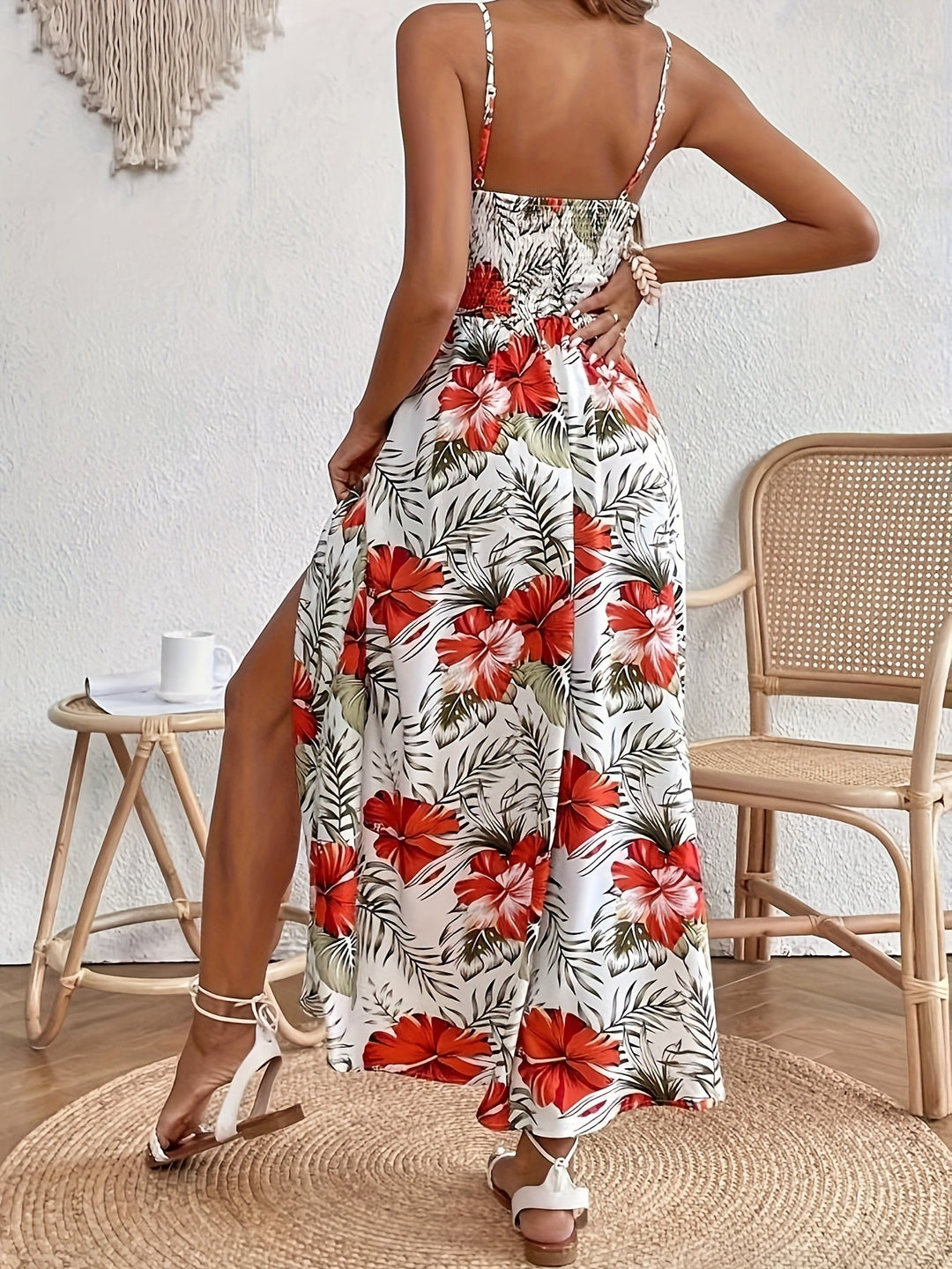 Elegantes, leichtes Damen Maxikleid mit farbenfrohem Blumenmuster, perfekt für den Strandurlaub.