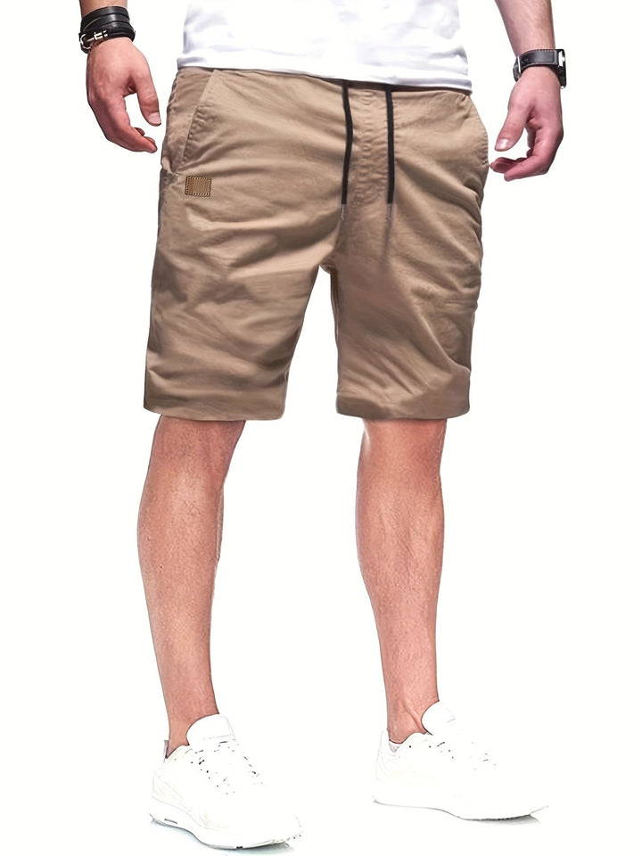 Bequeme Herren Freizeitshorts in modernem Design, ideal für Alltag und Sport.