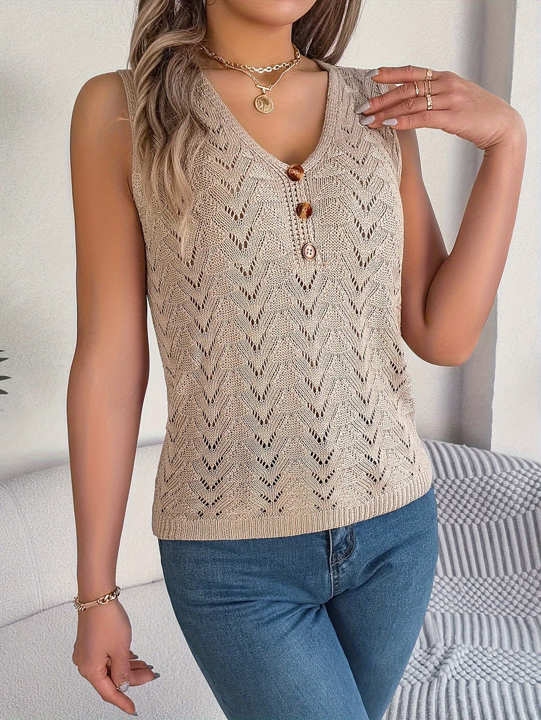 Damen Stricktop mit eleganter Knopfleiste, V-Ausschnitt im Boho-Stil. Sommerliche Freizeitkleidung.