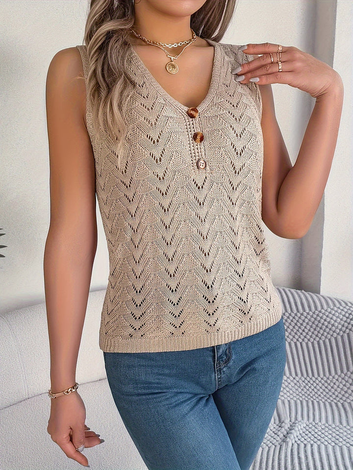 Damen Stricktop mit eleganter Knopfleiste, V-Ausschnitt im Boho-Stil. Sommerliche Freizeitkleidung.