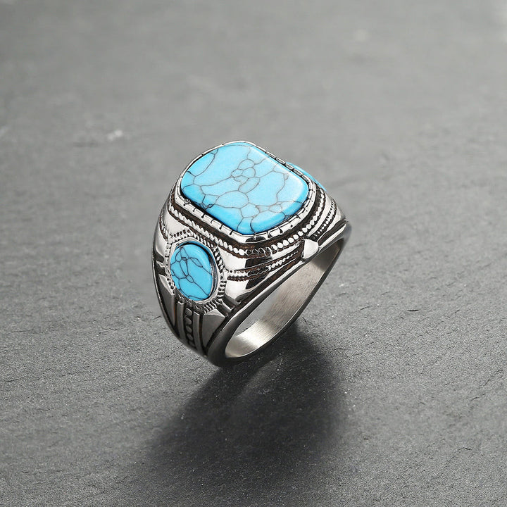 Herrenring mit markantem Türkis-Dreieck-Design. Edelsteinring als stilvolles Männeraccessoire für jede Gelegenheit.