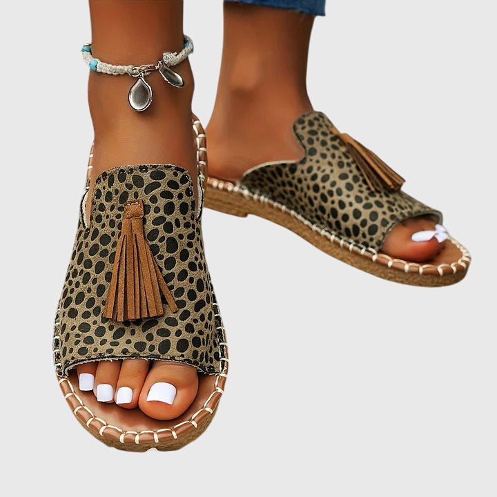Verstellbare Freizeitschuhe: bequeme, flache Damensandalen für entspannte Sommertage.