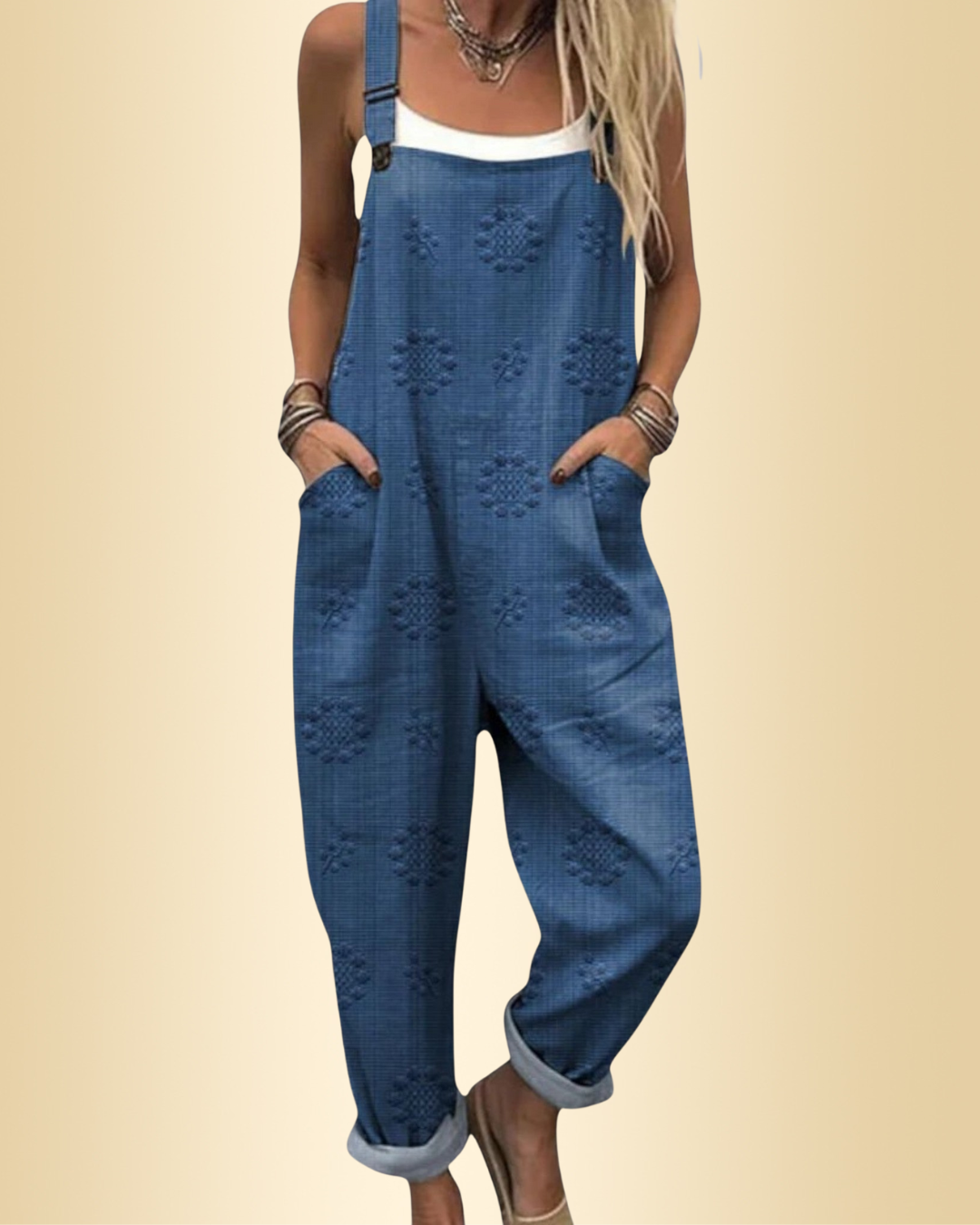 Model in weitem, lockerem Damen Jumpsuit für Sommer & Freizeit. Bequemer Einteiler, vielseitig für entspannte Tage.
