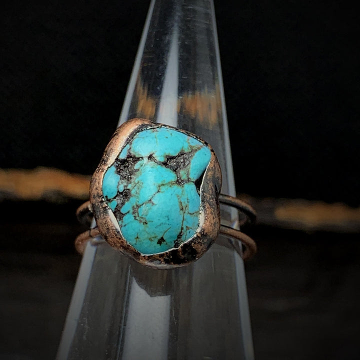 Eleganter verstellbarer Rohsteinring. Geburtsstein Naturstein Schmuck für Damen, luxuriös.