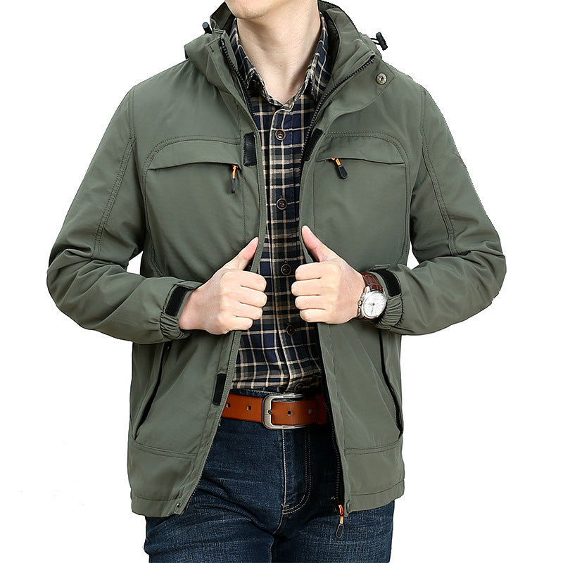 Robuste Herren-Wanderjacke, schnelltrocknend und windabweisend, geeignet für alle Jahreszeiten.