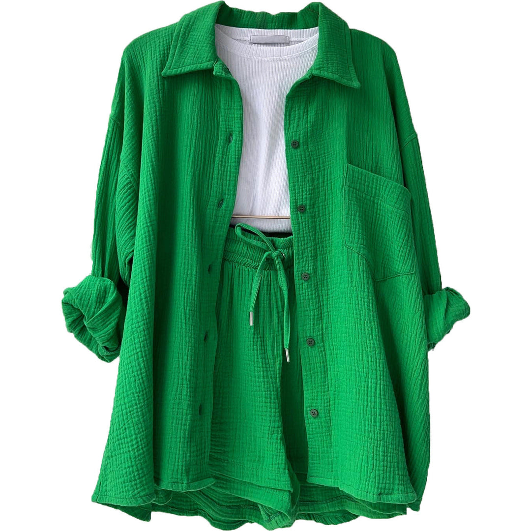 Vielseitiges Damen Freizeit-Set: Crop-Top, bequeme Shorts & stilvolles Hemd für Sommertage.