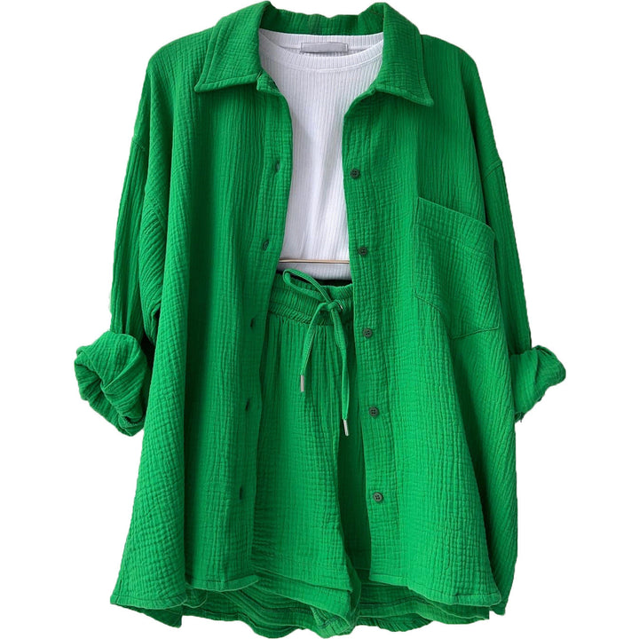 Vielseitiges Damen Freizeit-Set: Crop-Top, bequeme Shorts & stilvolles Hemd für Sommertage.