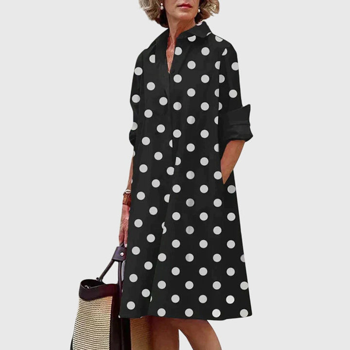 Model in Bewegung im vielseitigen Damen Freizeitkleid mit Taschen, unterstreicht Bewegungsfreiheit.