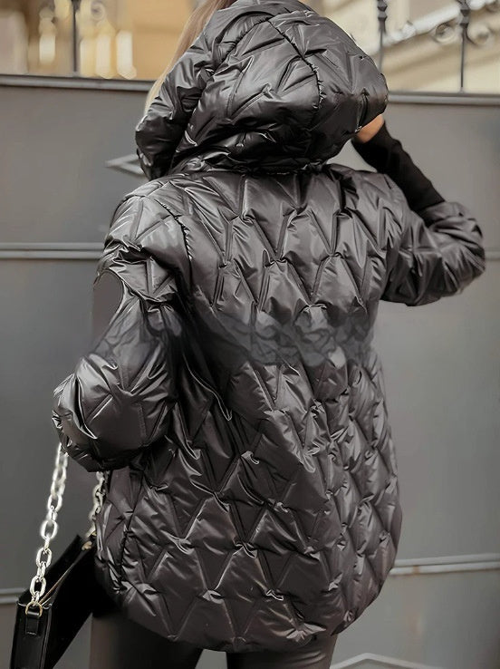 Braune warme Damen Winterjacke mit Stehkragen. Perfekt für einen stilvollen Auftritt in der Stadt.
