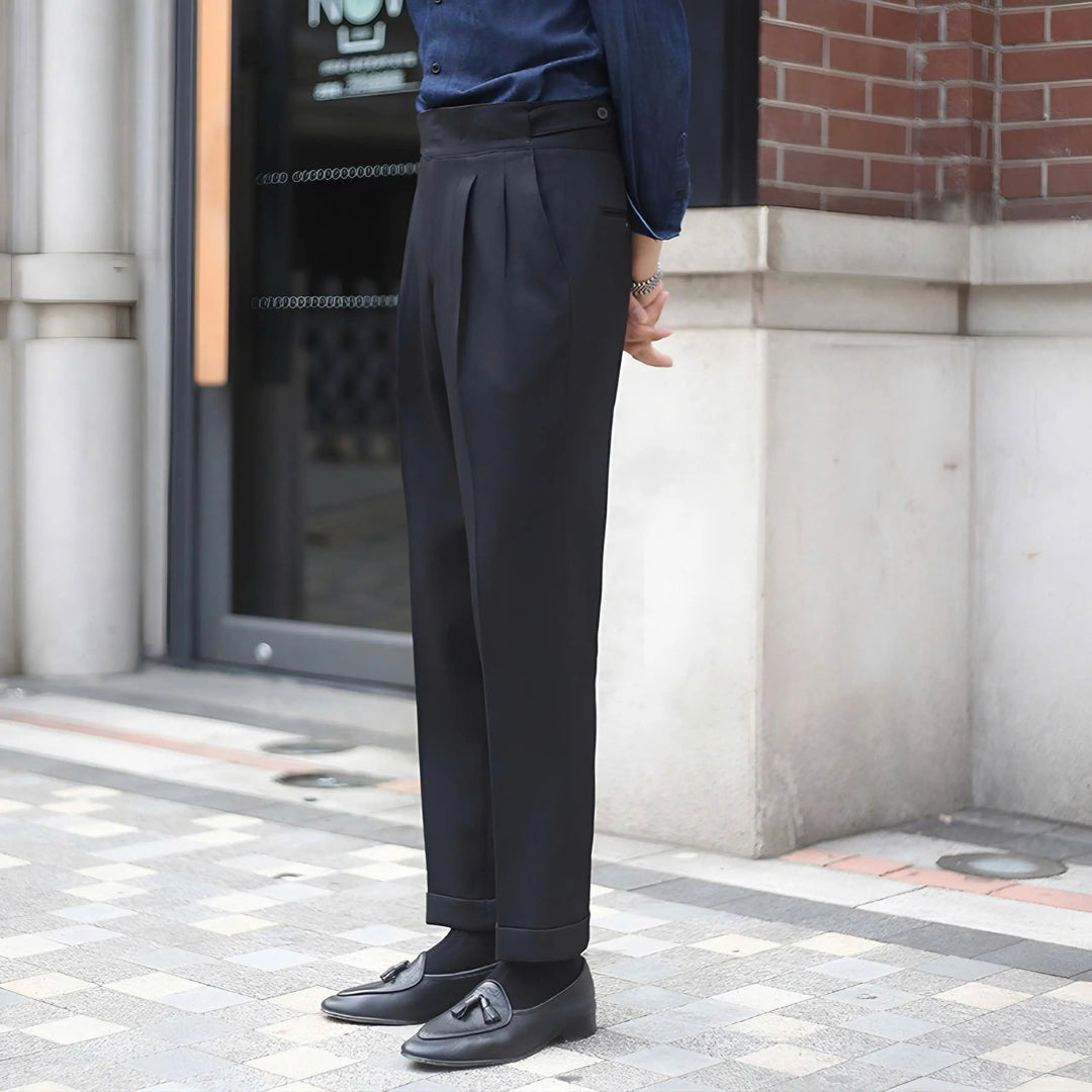 Klassische weiße Herrenhose, elegant und bequem, vielseitig kombinierbar.