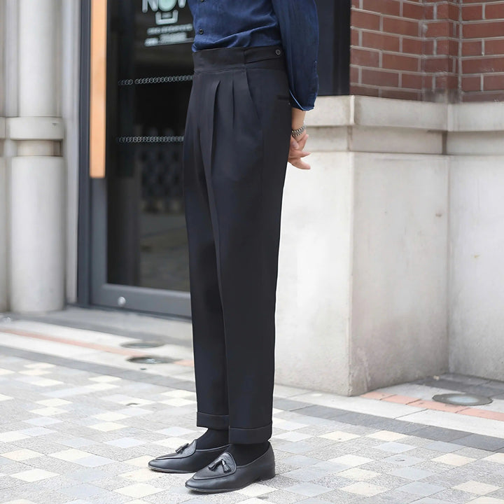 Klassische weiße Herrenhose, elegant und bequem, vielseitig kombinierbar.