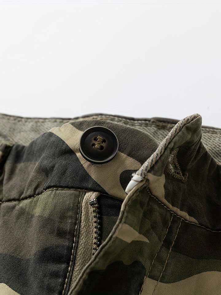 Vielseitige Herren Cargo-Shorts mit Camouflage-Muster, ideal für warme Tage und Urlaub.