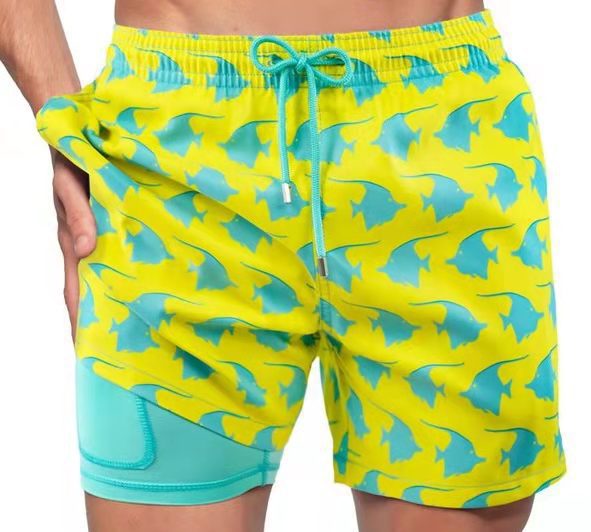 Leichte doppellagige Herren-Strandshorts, bequeme Urlaubs-Mode für entspannte Tage.