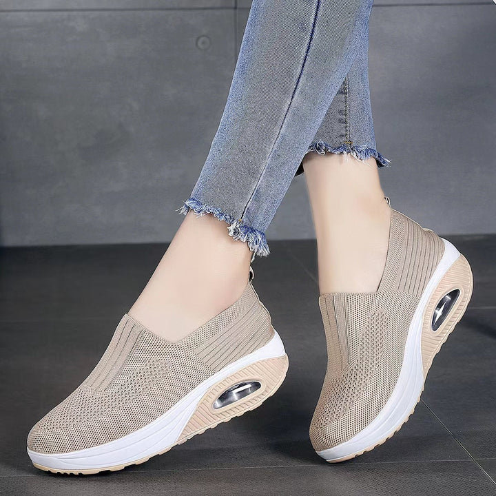 Komfortable orthopädische Slip-On Damen Sneaker für den Alltag, bieten optimale Fußgewölbeunterstützung.