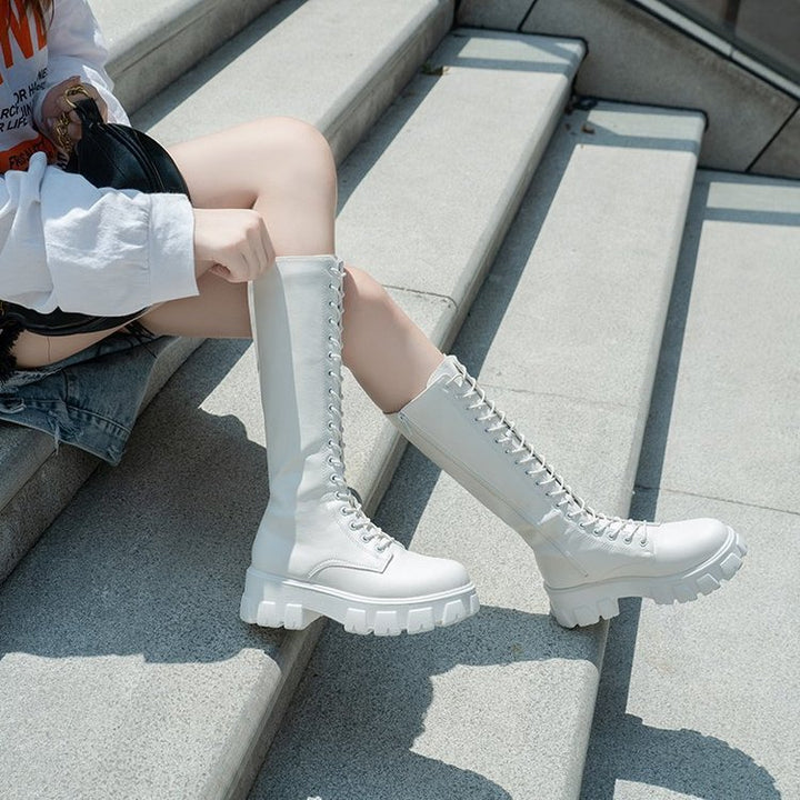 Modische weiße Damen Plateau Stiefel kniehoch mit breitem Absatz, ideal für kalte Herbsttage.