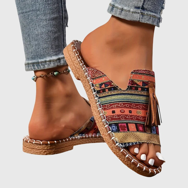 Klassische flache Damensandalen, vielseitig kombinierbar, bieten maximalen Komfort im Sommer.