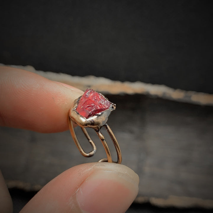 Geburtsstein Damenring, Rohstein-Optik, verstellbar. Handgefertigter Schmuck für Frauen.