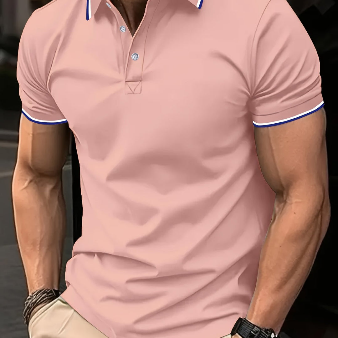 Makroaufnahme des Stoffes eines Herren Kurzarm-Polohemds, feine Piqué-Struktur.