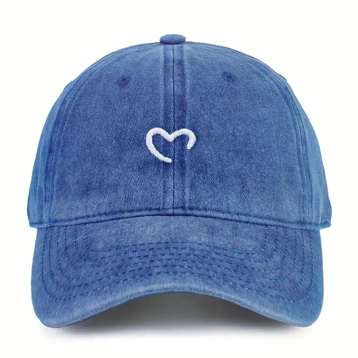 Trendige Damen Herz-Mütze aus Baumwolle, bestickt & verstellbar. Das ideale Accessoire für einen lässigen Freizeit-Look.