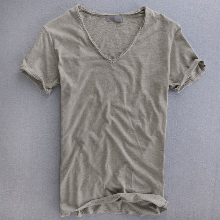 Herren V-Ausschnitt T-Shirt aus Baumwolle in lässigem Stil, perfekt für Alltag und Freizeit.