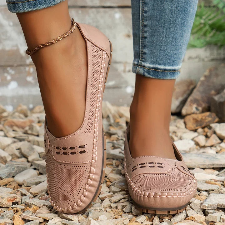 Detail der flexiblen Laufsohle der Elora Slip-On Damenschuhe für sicheren Halt. Komfortable Alltagsschuhe.