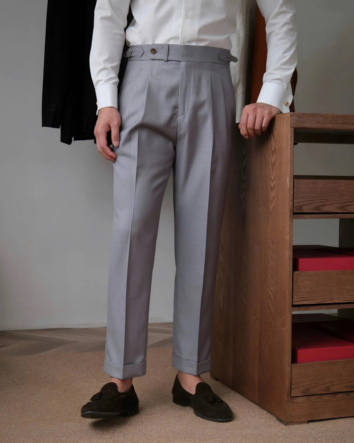Herrenhose Genua Sidetab, klassisch Braun, elegant und bequem. Perfekt für vielseitige Business-Looks.