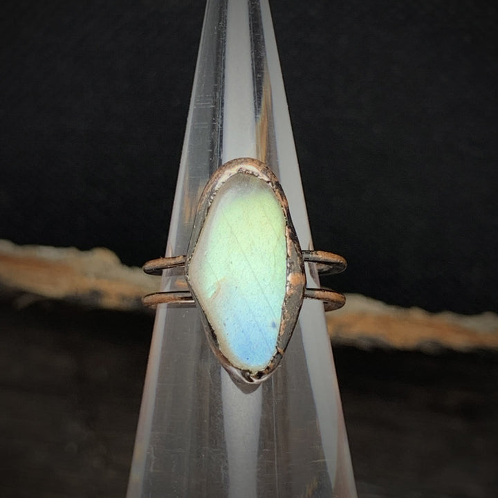 Damenring Rohstein Geburtsstein, verstellbar. Naturstein Schmuck, zeitlos & hochwertig.