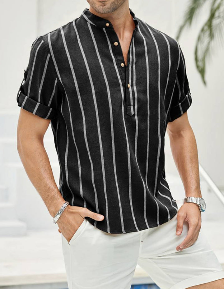 Modernes gestreiftes Herren Kurzarmhemd im Pullover-Stil für einen lässigen und modischen Sommerlook.