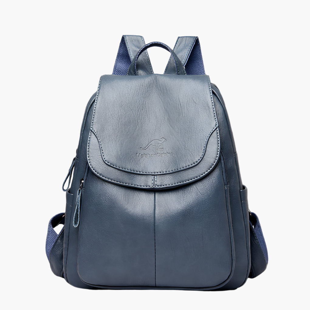 Frau trägt vielseitigen City Rucksack, ideal für Pendler & Städtetrips.