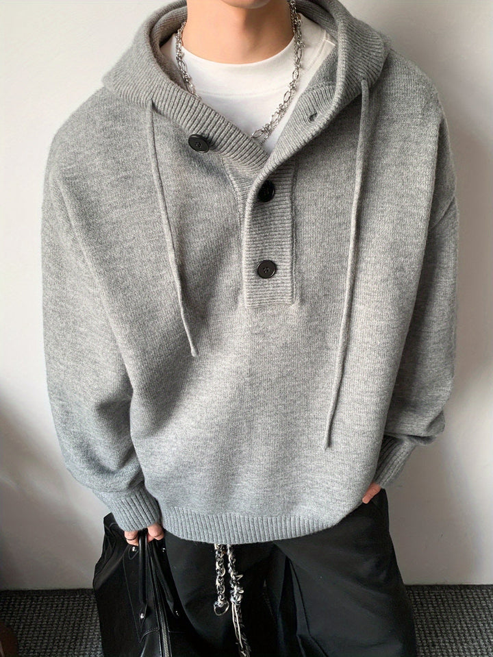 Mann trägt dunkelgrauen Strick Hoodie mit Knopfleiste, Kapuzenpullover, lässiger Freizeitstil.