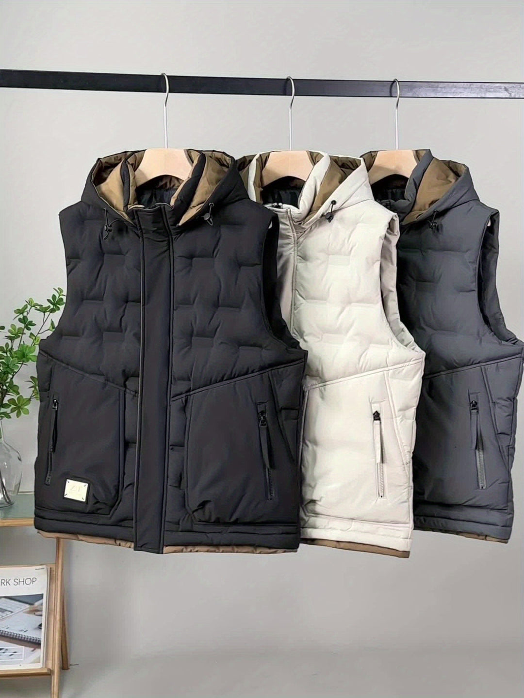 Herren Übergangsweste, gesteppt, mit Kapuze und praktischen Taschen, für Herrenmode.