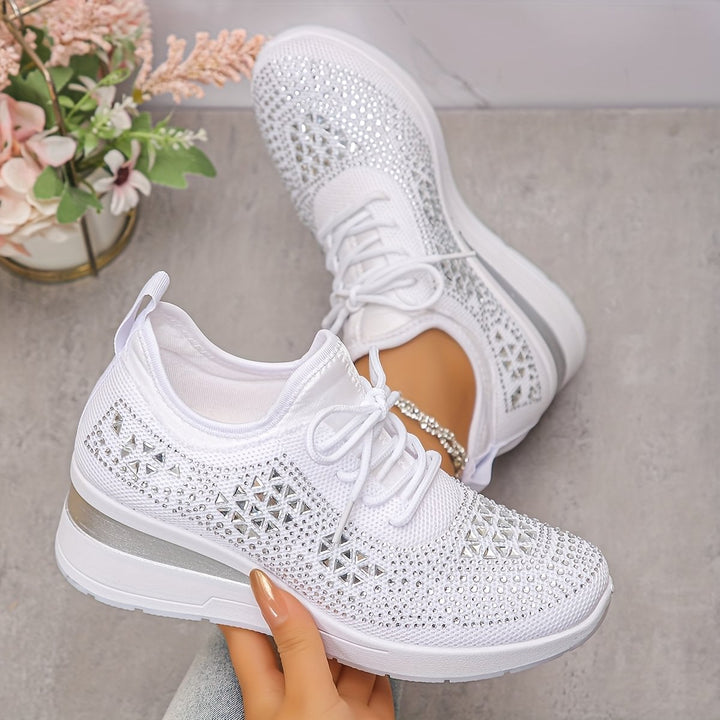 Modische Damen Sneaker mit glitzerndem Strass Design und stützender Keilsohle.