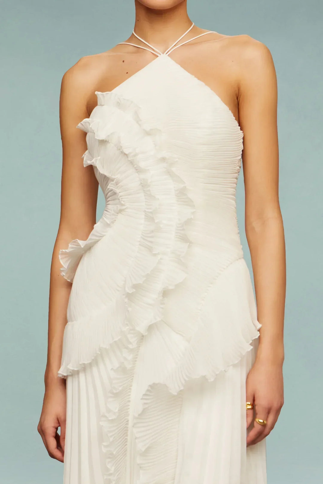 Fließendes, elegantes Damen Halterneck Rüschen Maxikleid in Weiß, bequem und stilvoll für heiße Sommertage.
