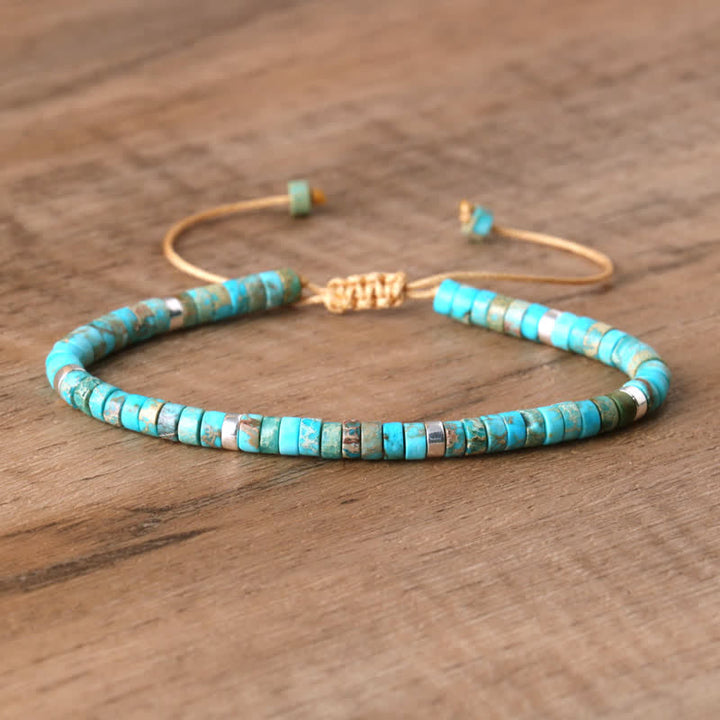 Elegantes geflochtenes Damenarmband Seraphina aus Natursteinen, verstellbar, modisches Accessoire.