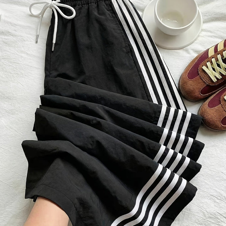 Damen Sommerhose mit weitem Bein, Streifen und elastischem Bund für maximale Bewegungsfreiheit.