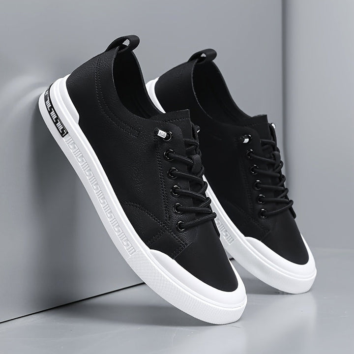 Vielseitige schwarze Herren-Sneakers, stilvoll & bequem, perfekt als Sportschuh oder Freizeitschuh für den Alltag.