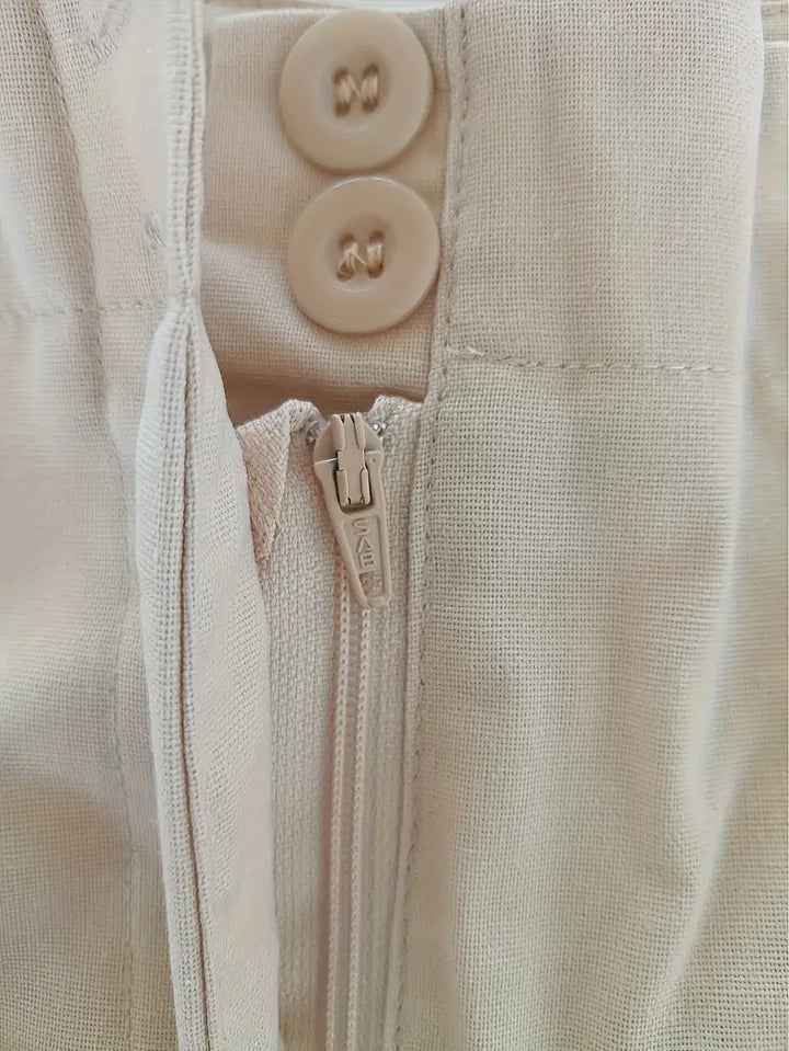 Elegantes Damen Sommer Outfit: ärmelloses Leinen Zweiteiler Set mit bequemer Hose und Oberteil für Urlaub.