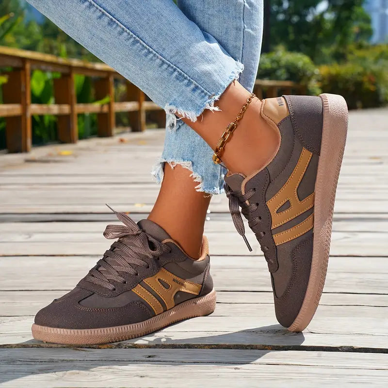 Seitenansicht der Damen Retro Sneaker in Schwarz und Kaffee. Komfortabler Schnürschuh mit Panel-Design.