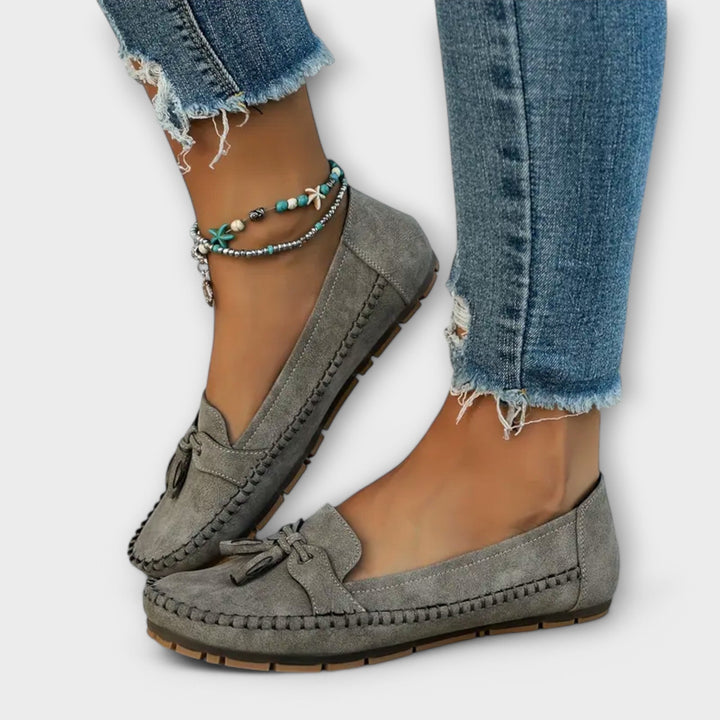 Graue bequeme Damenschuhe: Orthopädische Loafer mit stilvollem Design.