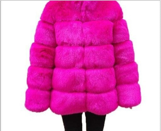 Chic & gemütlich: Damen Kurzjacke mit Kappenkragen. Warme Langarm-Winterjacke für einen eleganten Alltags-Look.
