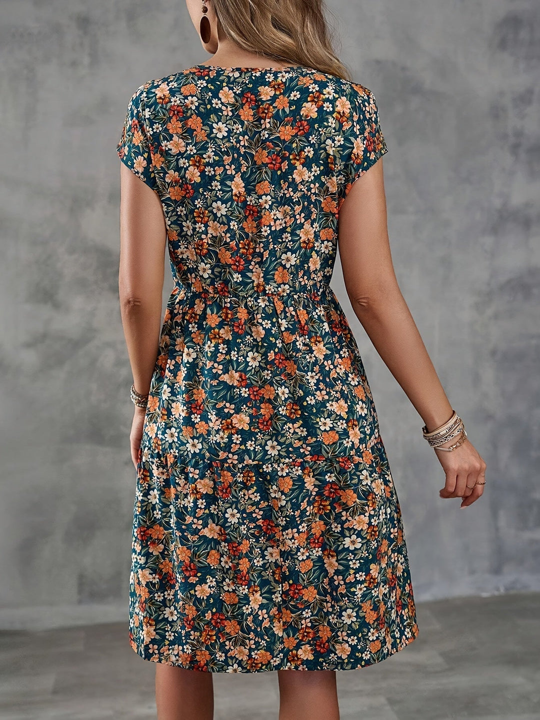 Frontansicht: Elegantes knielanges Damen-Sommerkleid mit floralem Muster und Kurzarm. Luftig und bequem.