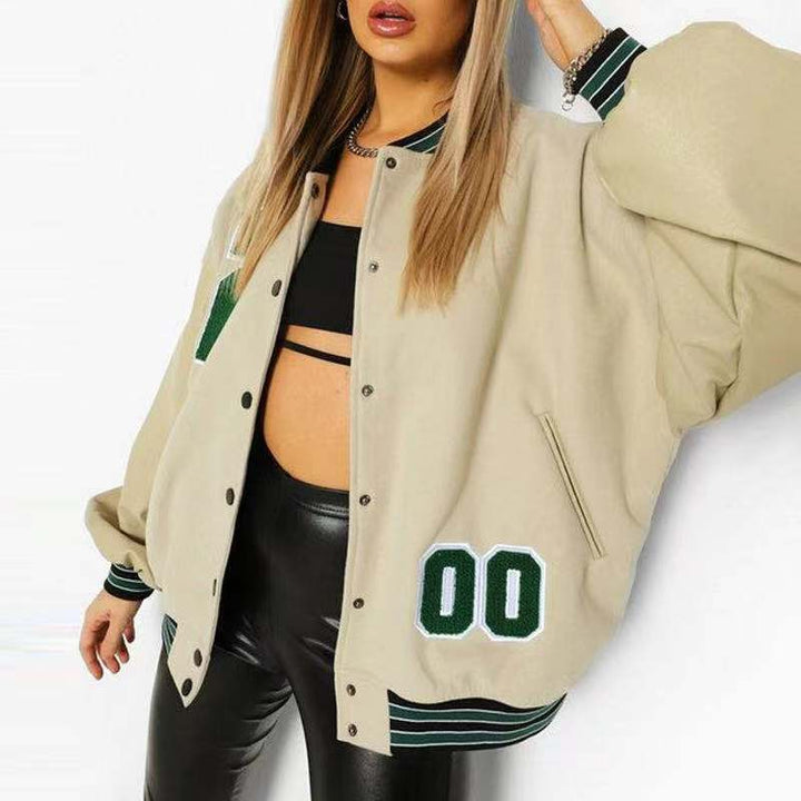 Nahaufnahme des Letter-Prints und des hochwertigen Stoffs der Damen Baseballjacke, modisch und bequem.