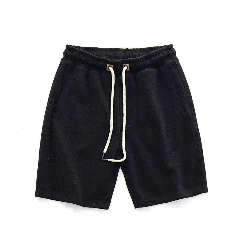 Mann trägt bequeme gestrickte Herren Shorts, ideal für Freizeit & Alltag. Lässiger Sommer-Look mit Kordelzug.